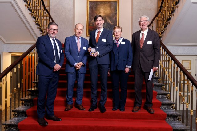 Le lauréat du Prix Bernheim 2025 entouré des Pr P. Cools et D. Van Raemdonck de la Koninklijke Academie voor Geneeskunde van België et des Pr M. Antoine et J.-L. Leclerc du Fonds pour la Chirurgie Cardiaque